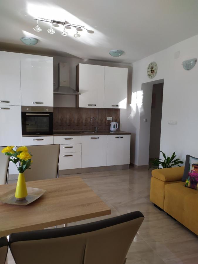 Apartmani Mira Nin Bagian luar foto