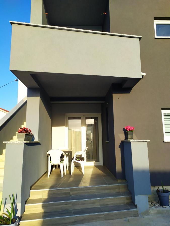 Apartmani Mira Nin Bagian luar foto