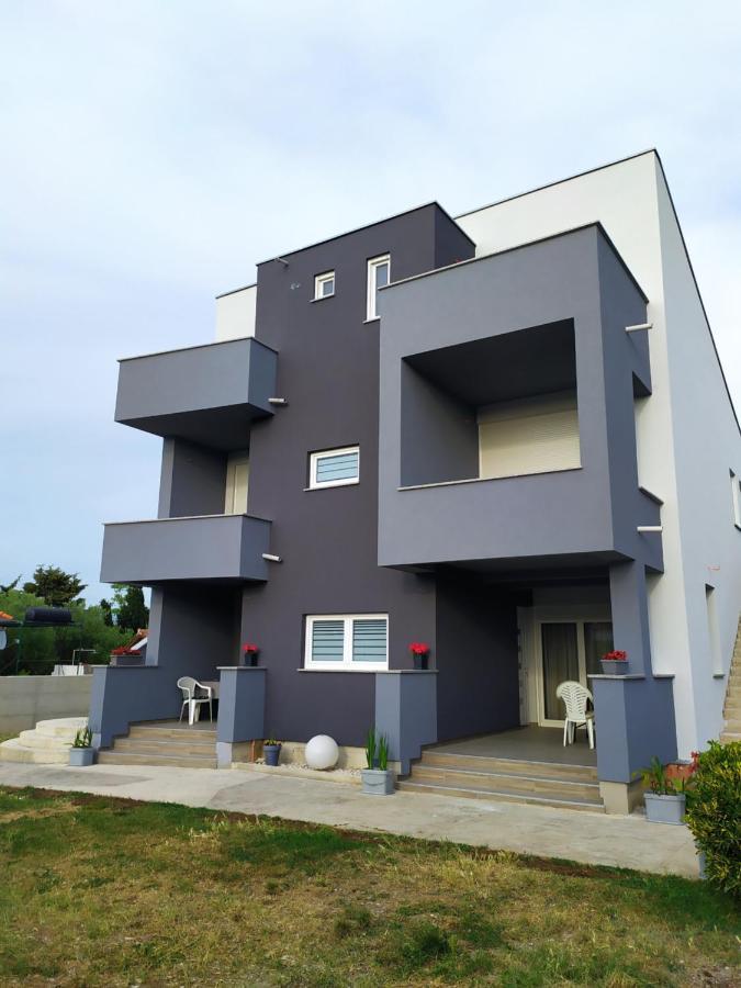 Apartmani Mira Nin Bagian luar foto